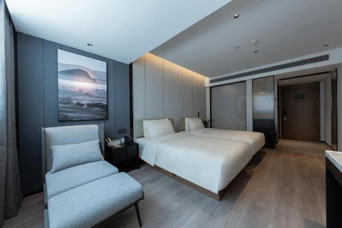 Elegant Twin Room with Inner Window image 3