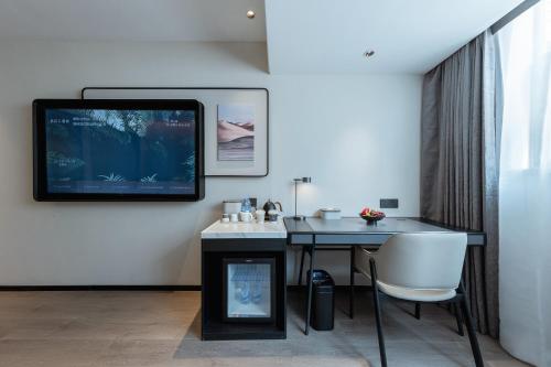 Elegant Twin Room with Inner Window image 1