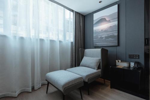 Elegant Twin Room with Inner Window image 2