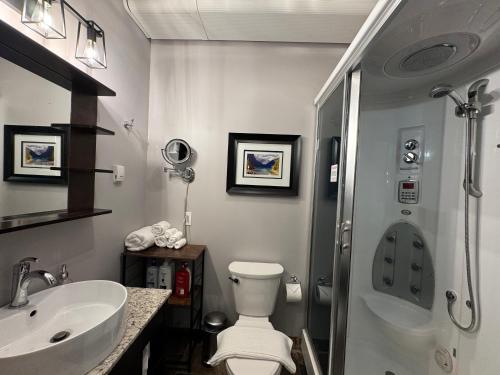 Cozy Canmore resort with mt view hot tub and pool - image 2