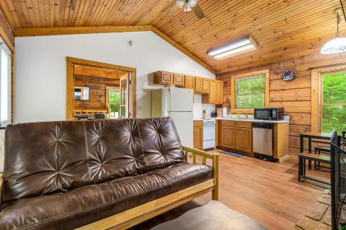 Pine Haven, Hot Tub, Close to Everything, Honeymoon Cabin, Sevierville (fotografie 9)