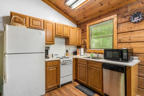 Pine Haven, Hot Tub, Close to Everything, Honeymoon Cabin, Sevierville (fotografie 7)