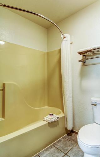 Motel 6 Columbia, MO - East - 샤워실