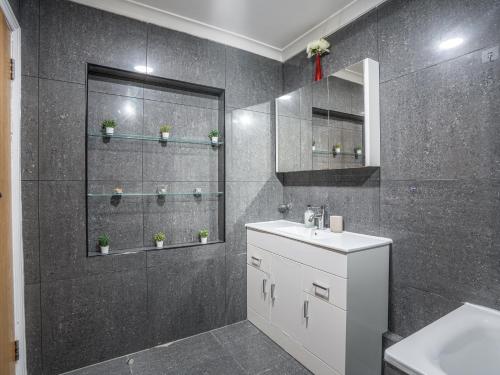 Cosy 1BR Flat West Kensington Sleeps 5 London - image 5