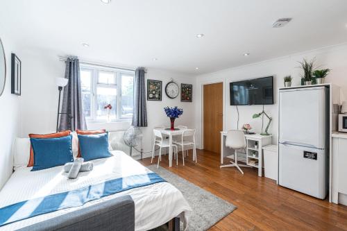 Cosy 1BR Flat West Kensington Sleeps 5 London - image 7