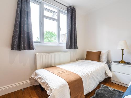 Cosy 1BR Flat West Kensington Sleeps 5 London - image 8