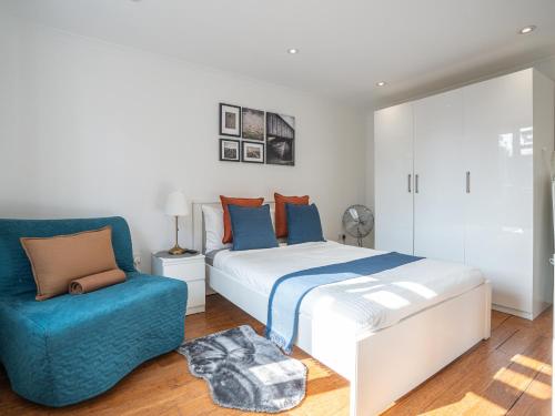 Cosy 1BR Flat West Kensington Sleeps 5 London - image 10