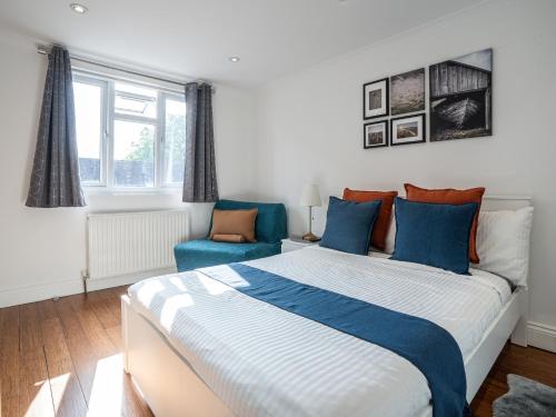 Cosy 1BR Flat West Kensington Sleeps 5 London - image 4