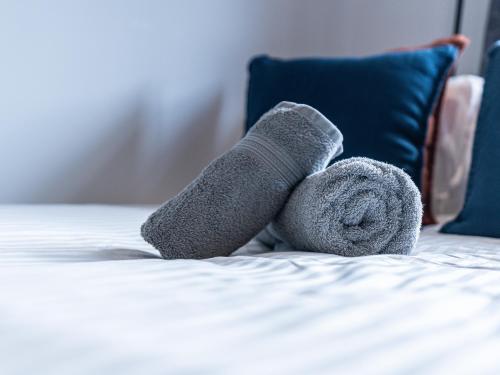 Cosy 1BR Flat West Kensington Sleeps 5 London - image 12