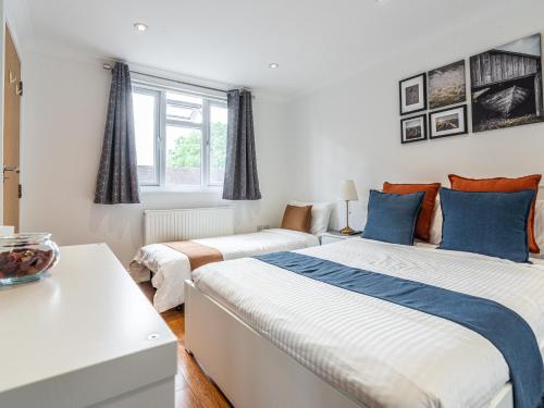 Cosy 1BR Flat West Kensington Sleeps 5 London - image 6
