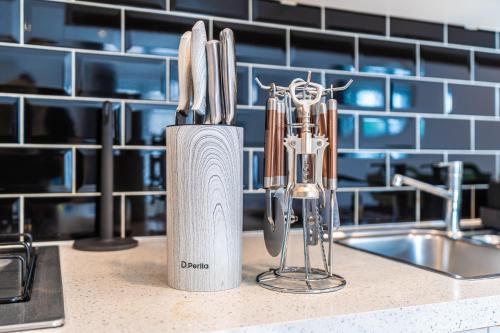 Cosy 1BR Flat West Kensington Sleeps 5 London - image 14