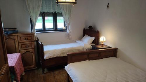 2 bedrooms, 3 beds