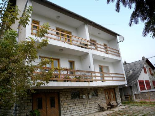 2 bedrooms, 5 beds
