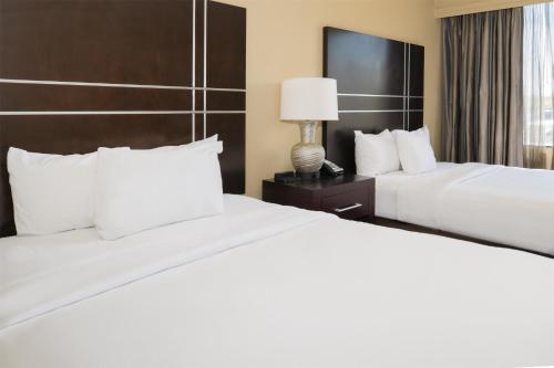 2 queen beds