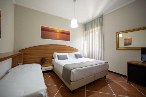 1 king bed, 1 twin bed