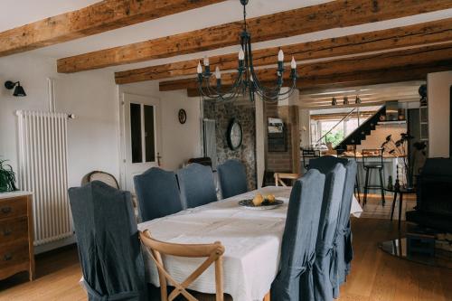 Maison Veyronne ferme rénovée avec piscine (Maison Veyronne ferme renovee avec piscine) in มอร์เฒ