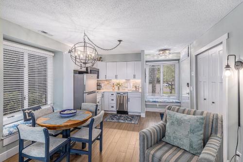 Snug Lake View Condo The Shores in Traverse City, USA