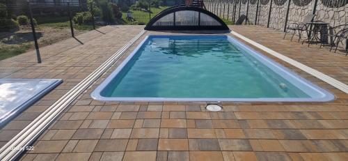 2 bedrooms, 5 beds