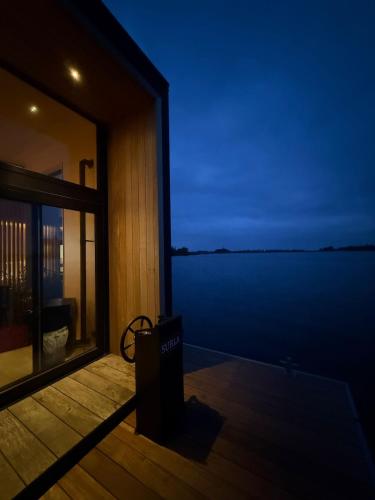 Winter Getaway Houseboat Stay Romantic in มอนนิกเคนแดม