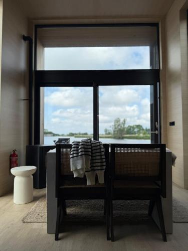 บริการและสิ่งอำนวยความสะดวก, Winter Getaway Houseboat Stay Romantic in มอนนิกเคนแดม
