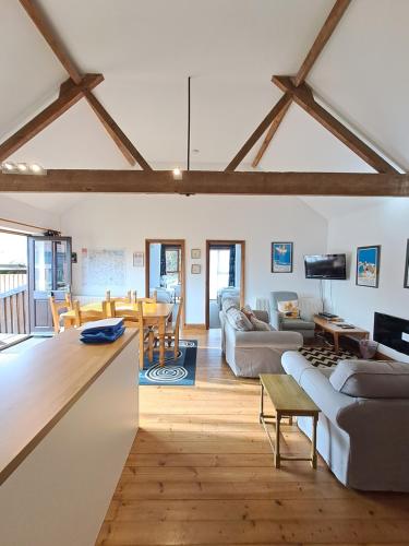 3 bedrooms, 5 beds