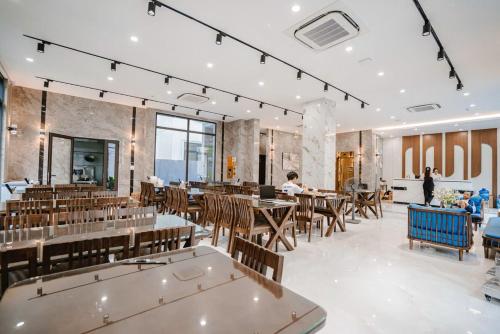 Restaurant, Sunshine Hotel in Thanh Hoá / Sầm Sơn Beach