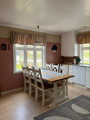4 bedrooms, 6 beds