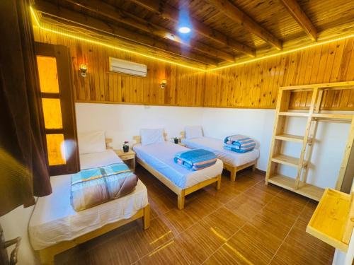 3 twin beds