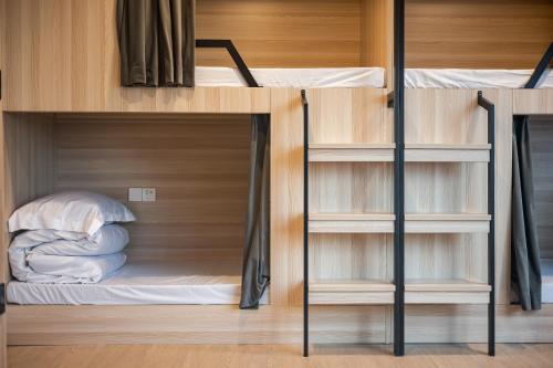 Hidden Garden Youth Hostel -Oriental Pearl &Lujiazui -Garden Social Area -Bar -Café -Free Laundry Luggage Storage -24H Front Desk -English Service, Shanghai (Foto 4)