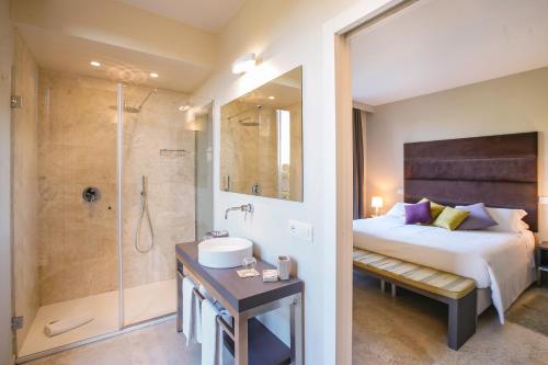 Deluxe Double or Twin Room with City View image 2