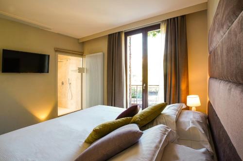 Deluxe Double or Twin Room with City View image 1