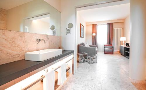 Deluxe Suite image 4