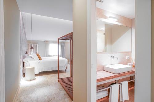 Superior Double Room image 3