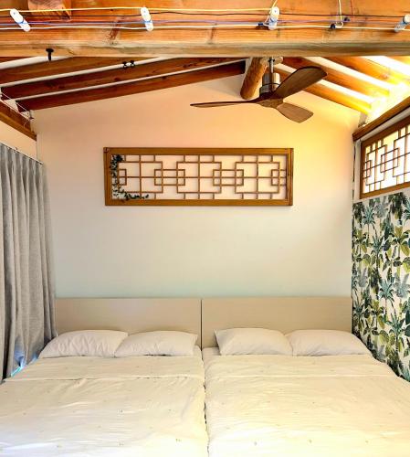 'Hanok Hanok' Boutique stay Hotel Seoul - 2min from Gyeongbokgung Palace station, Сеул
