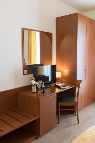 Hotel Mary Rose - image 4