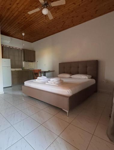 Elia Limnos in พลาติ