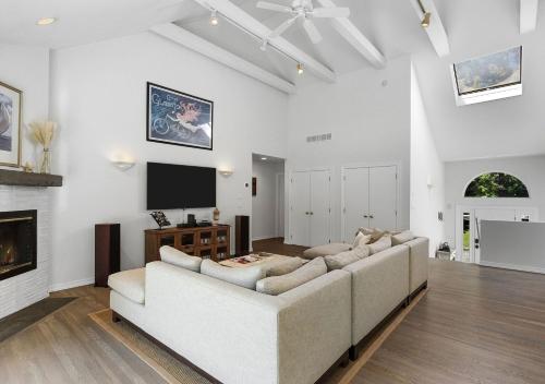 Villa Revello - Luxury with pool thumb 4