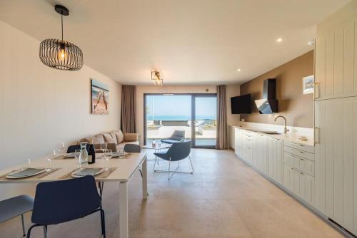 The Blue - Vue mer & parking aux Rosaires