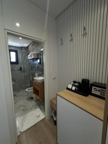 Deluxe Triple Room image 7