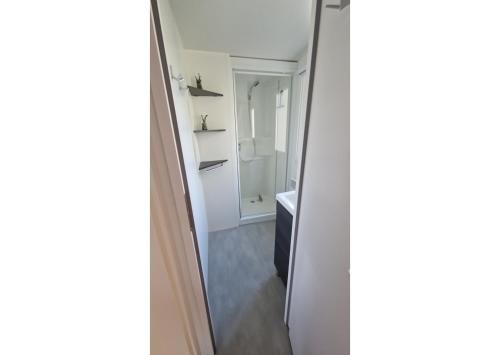 Bathroom, Mobil-home Clim, TV, LL Camping LA CARABASSE 4 etoiles - MH-A013 near Les delices de thau