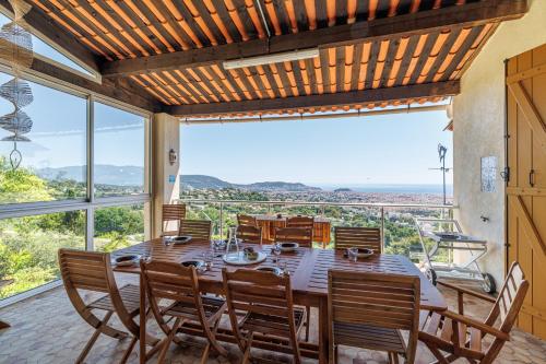 VILLA MONTE CRISTO - Villa conviviale a Nice - Superbe vue, piscine et jeux en plein air in La Fontaine Sainte