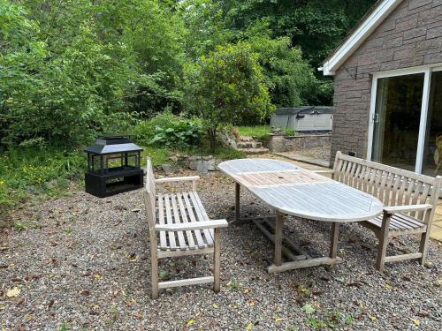 Country Cottage Sleeps 6 w Hot Tub & Dog-Friendly in 明尼愛芙