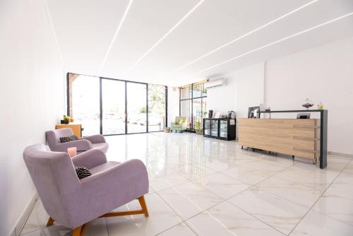 Stone Palace Hotel Near Athen's Airport Free Shuttle From and to Athen's Airport in สนามบินนานาชาติกรุงเอเธนส์