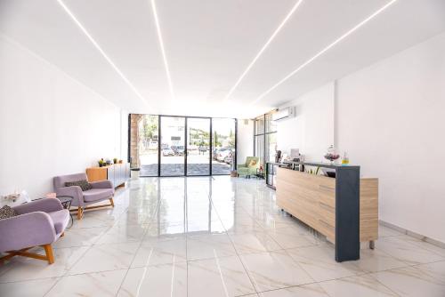 Stone Palace Hotel Near Athen's Airport Free Shuttle From and to Athen's Airport in สนามบินนานาชาติกรุงเอเธนส์