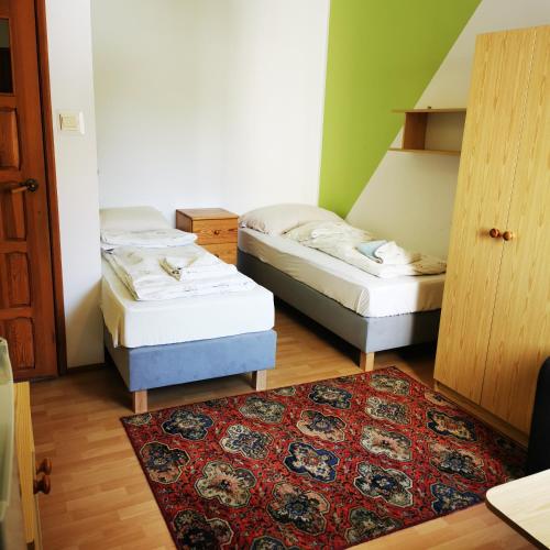 2 twin beds