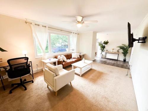 GREAT VALUE! 7 Beds, W/D, & Parking! in Albany, USA