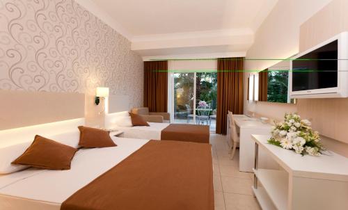 1 queen bed, 1 twin bed, 1 sofa bed