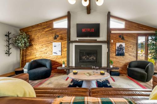 The Hilltop Haven w Hot Tub and The Best Views in Leadville, USA