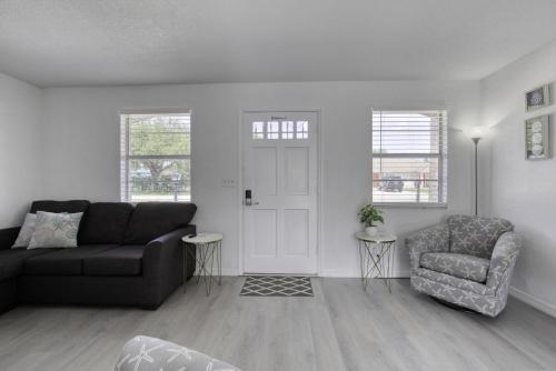 Coquina Cabana with fenced yard and adorable decor in South Daytona (FL)