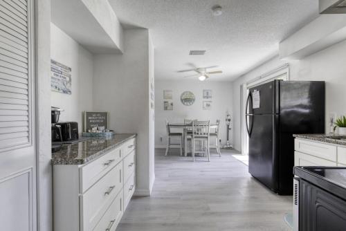 Coquina Cabana with fenced yard and adorable decor in South Daytona (FL)